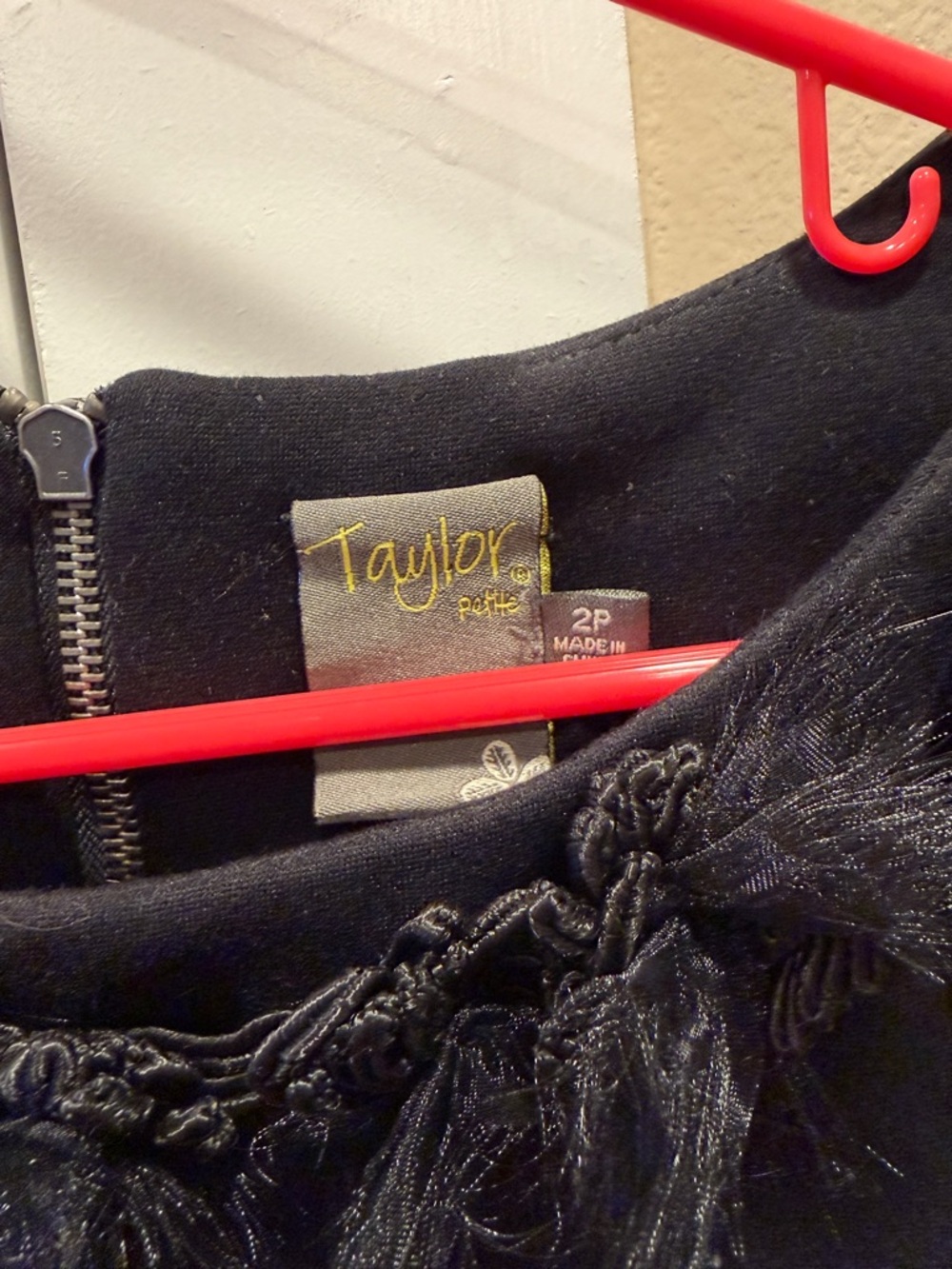 Taylor brand dress size 2P - Picture 3 of 3